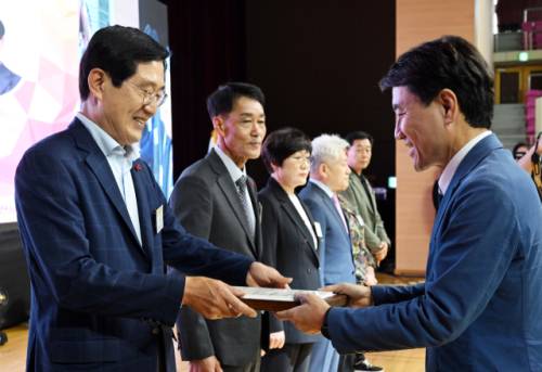 ◇강원자치도 사회복지대회가 지난달 30일 춘천 호반체육관에서 열린 가운데 김진태 도지사가 지형근 삼성물산 부사장 등 도 사회공헌장 수상자들을 시상하고 있다.