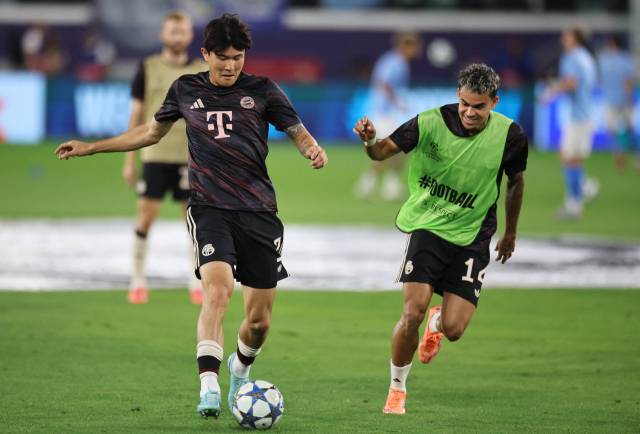 바이에른 뮌헨의 김민재가 1일 키프로스에서 2025-2026 UEFA UCL 리그 페이즈 2차전 키프로스와의 경기를 앞두고 동료 루이스 디아즈와 함께 몸을 풀고 있다. 연합뉴스