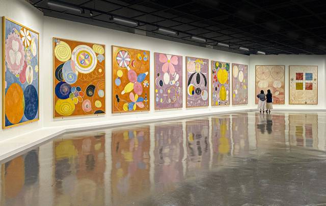 추상 미술의 선구자 힐마 아프 클린트를 국내에 본격적으로 소개하는 대규모 회고전 ‘힐마 아프 클린트: 적절한 소환’이 지난 7월 18일 부산 사하구 부산현대미술관 2층 전시실5에서 개막했다. 사진은 ‘신전을 위한 회화' 연작 중 약 3미터에 달하는 캔버스 10점으로 이루어진 '10점의 대형 그림'이다. 김은영 기자 key66@