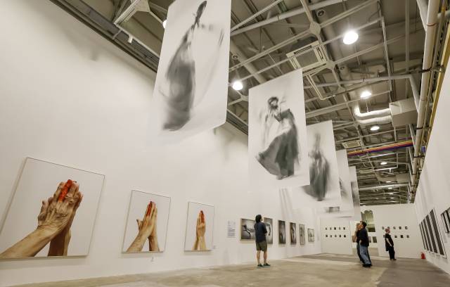 제9회 부산국제사진제가 지난달 24일 부산 수영구 'F1963 석천홀'에서 개막해 관람객들이 작품을 감상하고 있다. 이번 전시는 총 3개의 전시장에서 24개국 200여 명의 사진가 작품을 만나 볼 수 있다. 김종진 기자 kjj1761＠