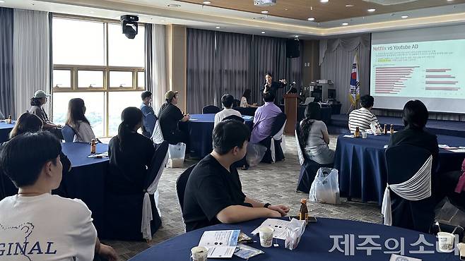 제주콘텐츠진흥원이 추진 중인 스케일업 역량강화 프로그램에 참여한 청년들. 제주콘텐츠진흥원은 올해부터 콘텐츠 분야 인력을 키우기 위해 청년 일자리 지원사업인 '빌드업(Build-up)' 지원사업을 펼친다. 인건비 지원을 통해 기업은 청년을 채용하고, 해당 청년은 실무 역량을 강화할 수 있는 발판을 마련하는 정책이다. 사진=제주콘텐츠진흥원. ⓒ제주의소리