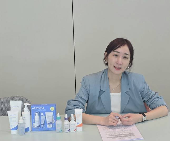 정유진 더마뷰티&nbsp;MC팀 팀장이 에스트라에 대해 설명하고 있다./사진=아모레퍼시픽 제공