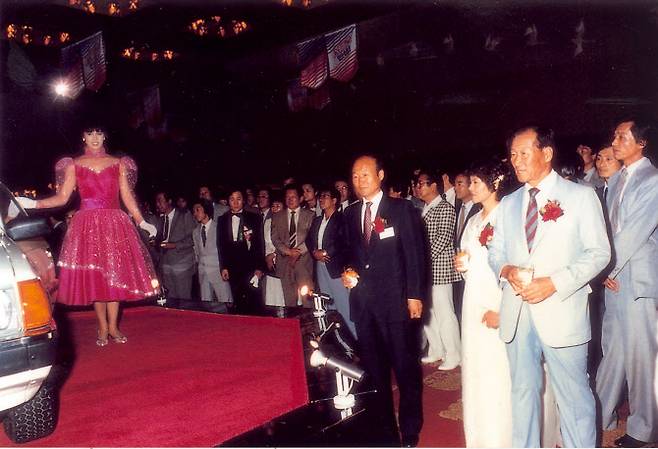 1983년 스텔라 신차 발표회장에 참석한 고(故) 정주영 현대그룹 창업회장(오른쪽 두 번째). (사진=아산리더십아카이브)