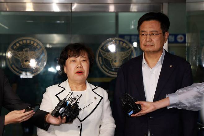 국민의힘 조배숙(왼쪽)·김장겸 의원이 2일 서울 영등포경찰서에서 이진숙 전 방송통신위원장 체포와 관련해 입장을 밝히고 있다. 이날 이 전 위원장은 국가공무원법 및 공직선거법 위반 등의 혐의로 체포돼 영등포경찰서로 압송됐다. (사진=연합뉴스)