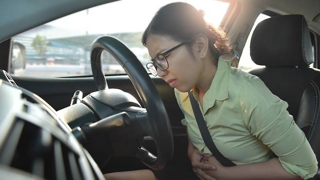 꽉 막힌 귀성길 고속도로, 과민성대장 증후군 증상으로 복통이 시작되면 당황할 수밖에 없다｜출처:&nbsp;게티이미지뱅크