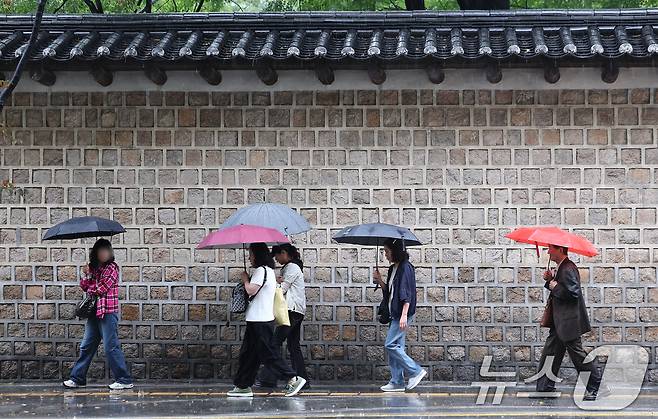 전국적으로 비가 내린 28일 서울 중구 덕수궁 돌담길에서 시민들이 우산을 쓴 채 발걸음을 옮기고 있다. 2025.9.28/뉴스1 ⓒ News1 김성진 기자