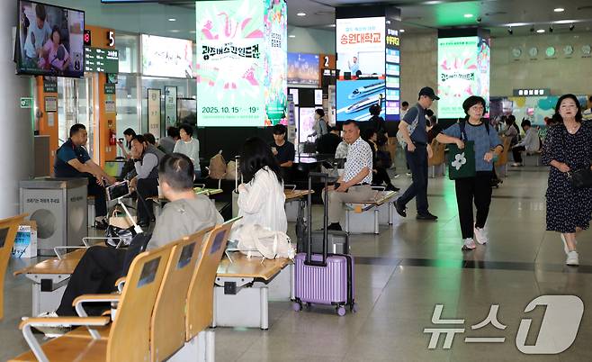 추석 연휴를 앞둔 2일 광주 서구 유·스퀘어 버스 터미널에 시민들이 귀성길에 오르고 있다. 2025.10.2/뉴스1 ⓒ News1 이수민 기자
