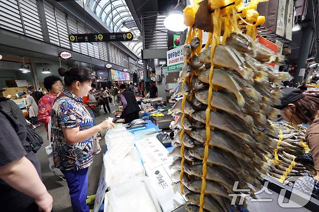 최장 열흘에 달하는 추석 황금연휴를 앞둔 2일 오후 광주 북구 우산동 말바우시장 일대가 차례상을 차리기 위한 시민들로 북적이고 있다. 2025.10.2/뉴스1 ⓒ News1 박지현 기자