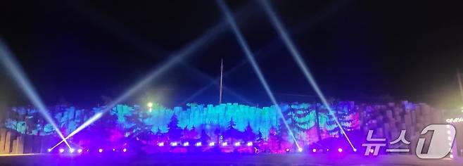 '2025 평창 에코 라이트'가 오는 3~12일 오후 6시~8시 30분 강원 평창군 평창읍 노람들 에코랜드에서 열리는 가운데, 개최 하루 전인 2일 오후 7시 현장 '프레스 데이'를 통해 주요 프로그램인 '달빛 낭만'을 선보이고 있다. 2025.10.2/뉴스1 신관호 기자