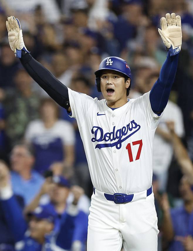 다저스 오타니 쇼헤이가 2일(한국시간) 미국 캘리포니아주 로스앤젤레스 다저스타디움에서 2025 메이저리그(ML) 포스트시즌 신시내티와 내셔널리그 와일드카드 시리즈(NLWC) 2차전에서 안타를 친 뒤 세리머니를 하고 있다. 사진 | LA=AFP연합뉴스