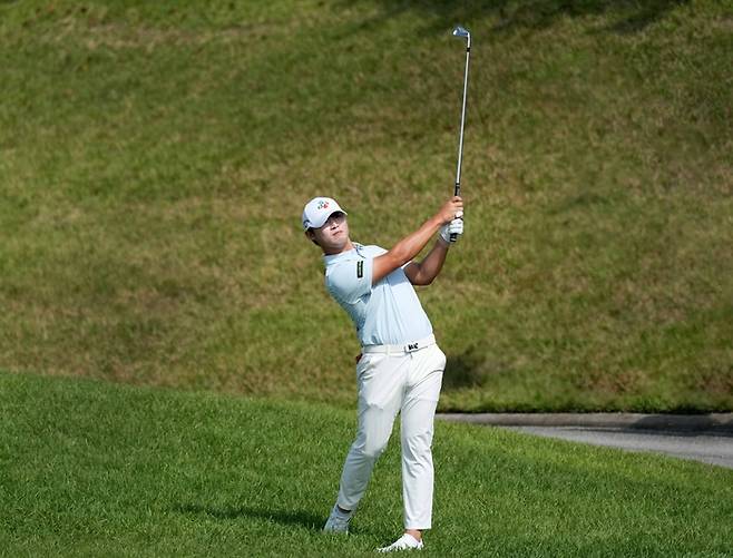 배용준이 2일 열린 KPGA 투어 경북오픈 2라운드 11번 홀에서 아이언 샷을 하고 있다. 사진 | KPGA