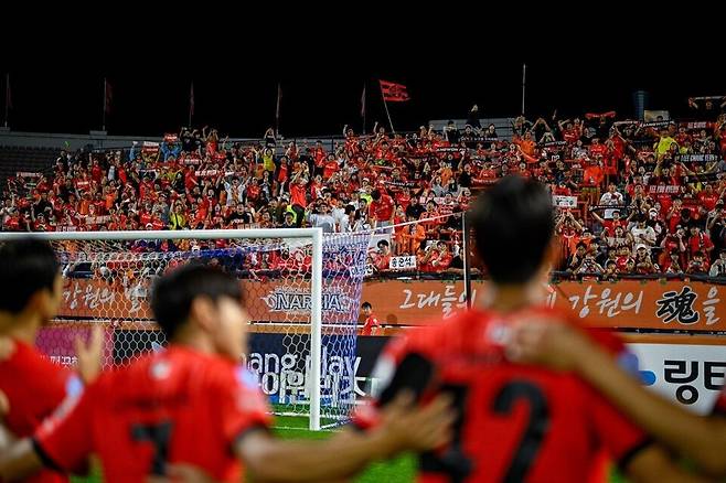 강원FC 팬들의 모습. /사진=강원FC