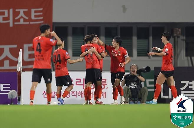 강원FC 선수단. /사진=한국프로축구연맹