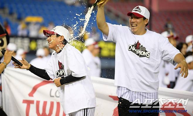 염경엽 감독 향해 샴페인 뿌린 김현수.