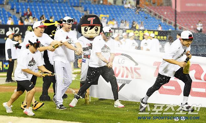 정규리그 우승을 차지한 LG 트윈스 선수들이 주장 박해민을 향해 샴페인을 뿌리고 있다.