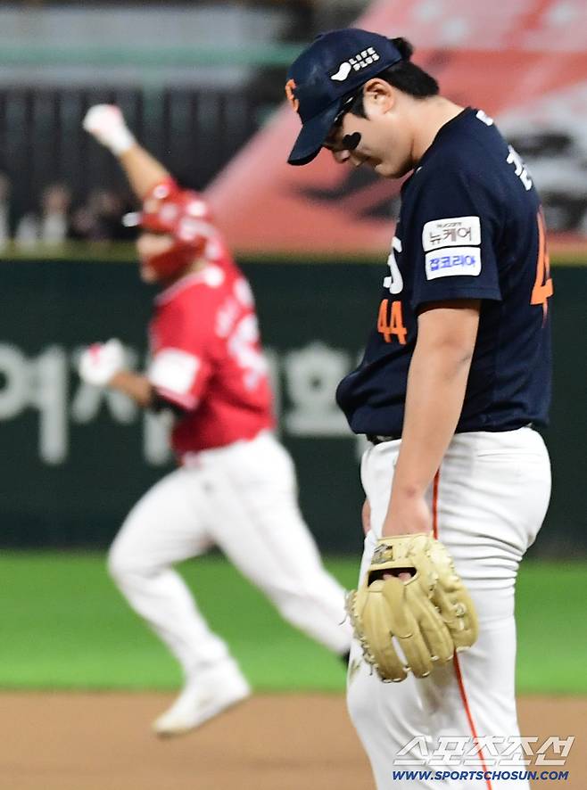 9회말 SSG 이율예에게 끝내기 투런포를 허용한 한화 마무리 김서현이 고개를 떨궜다. 인천=송정헌 기자