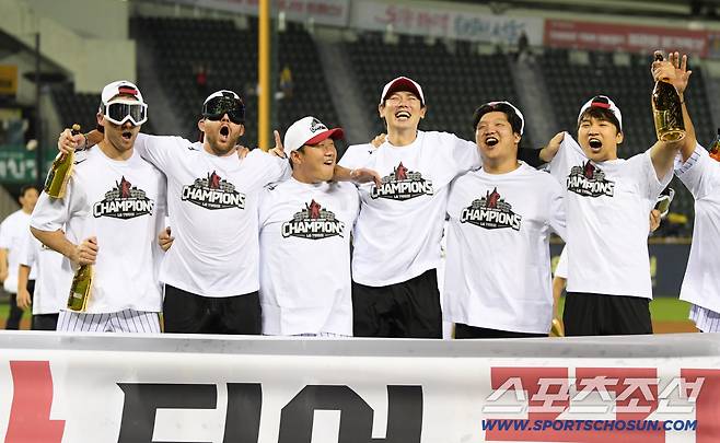 우승의 기쁨을 만끽하는 LG 트윈스 선수들.