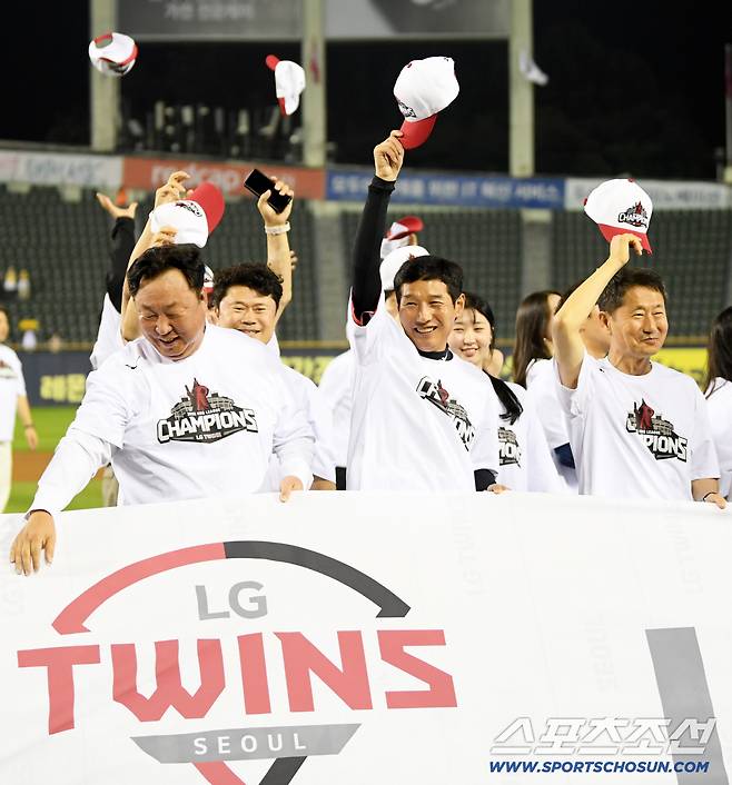 LG 트윈스 염경엽 감독과 김인석 LG 스포츠 대표이사가 기뻐하고 있다.