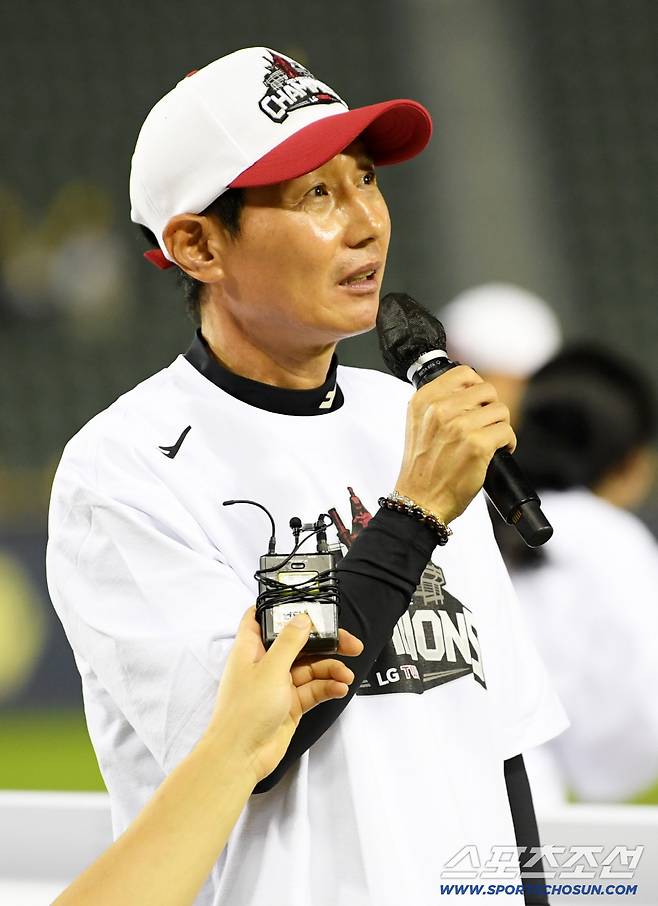 우승 소감을 말하는 순간 눈시울이 붉어진 염경엽 감독.