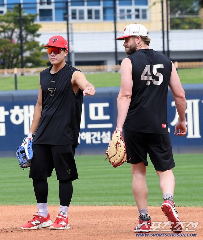 27일 광주 기아챔피언스필드에서 열린 KIA 타이거즈와 NC 다이노스의 경기. KIA 오선우, 위즈덤이 수비 훈련을 하고 있다. 광주=박재만 기자 pjm@sportschosun.com/2025.09.27/