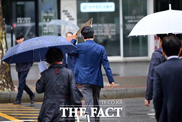 추석 연휴를 앞둔 목요일인 2일은 오후 경기남부와 세종·충남북부에 소나기가 내리는 곳이 있겠다. 밤부터는 전남권과 제주에 비가 시작되고 3일에는 남부지방 중심으로 비가 내리겠다. /남윤호 기자