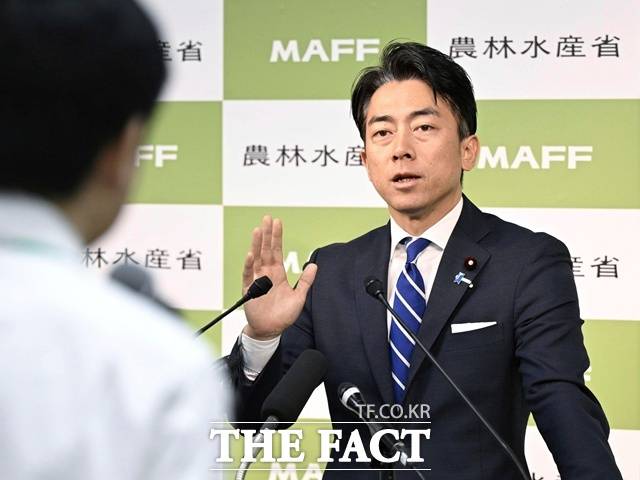 일본 집권 자민당 총재 선거에 나선 고이즈미 신지로 농림수산상이 경쟁 후보인 다카이치 사나에 전 경제안보담당상을 지지하는 지역구 당원들을 탈당 처리했다는 의혹이 제기됐다. 사진은 고이즈미 농림수산상이 지난 5월 30일 일본 도쿄 농림수산성에서 발언하는 모습. /AP.뉴시스