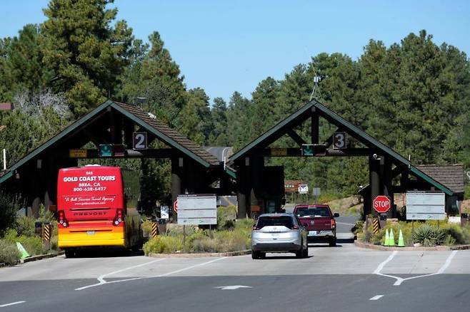 2025년 10월 1일 수요일 애리조나주 그랜드 캐니언에서 정부 폐쇄 첫날 공원이 개방된 가운데 꾸준하게 그랜드 캐니언 국립공원을 방문객이 찾고 있다. AP연합뉴스