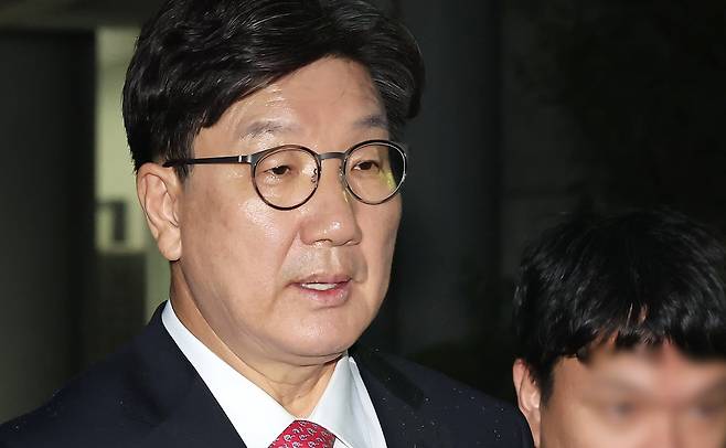 권성동 국민의힘 의원이 지난달 16일 오후 서울 서초구 중앙지방법원에서 '통일교 불법 정치자금 수수' 의혹(정치자금법 위반 혐의) 관련 구속 전 피의자 심문(영장실질심사)를 마치고 법원을 나서고 있다. /뉴스1