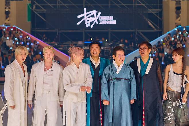 이재명 대통령이 1일 경기 고양시 킨텍스에서 열린 대중문화교류위원회 출범식에서 박진영 대중문화교류위원회 공동위원장, 스트레이키즈, 르세라핌과 함께 기념촬영을 하고 있다. /대통령실
