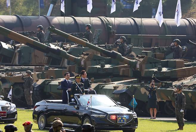 이재명 대통령이 1일 충남 계룡대에서 열린 제77주년 국군의날 기념 행사에서 열병 차량에 탑승해 사열하고 있다. 이 대통령 옆에는 안규백 국방부 장관이 섰다. 이날 행사엔 ‘미래 전력’으로 국내 기술진이 개발 중인 여러 종류의 무인기 모형(오른쪽 위), 폭발물 제거 및 지뢰 탐지가 가능한 폭발물 탐지·제거 로봇(오른쪽 아래)도 공개됐다./연합뉴스