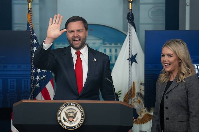 J D 밴스 미국 부통령이 1일 백악관에서 기자회견을 하고 있다. 오른쪽은 캐럴라인 레빗 백악관 대변인. /신화 연합뉴스