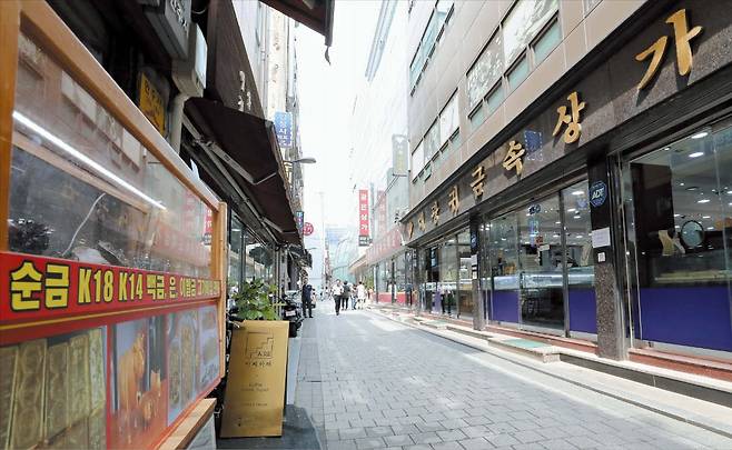 장경식 기자서울 종로구 귀금속 거리가 텅 비었다. 최근 오가는 손님을 찾아보기 어려울 정도다. 상인들은 “금값이 크게 오르면서 돌반지나 예물을 사러 오는 사람이 확 줄었다”고 했다.
