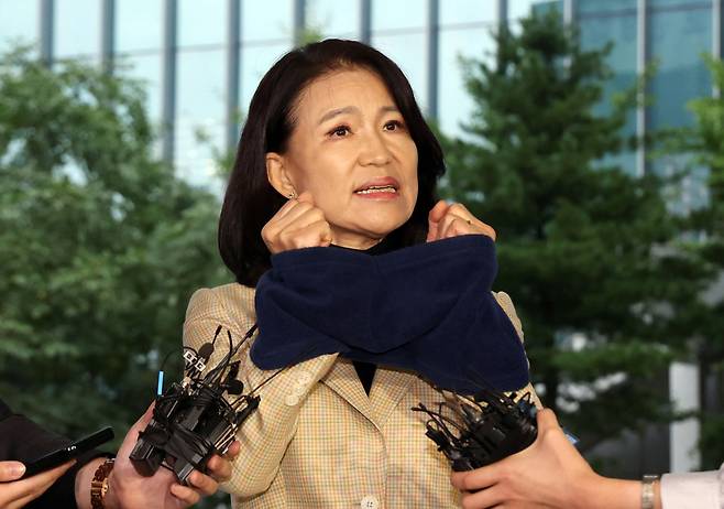 [서울=뉴시스] 홍효식 기자 = 공직선거법·국가공무원법 위반 등 혐의로 체포된 이진숙 전 방송통신위원장이 2일 서울 영등포경찰서로 압송돼 입장을 밝히고 있다. 2025.10.02. yesphoto@newsis.com