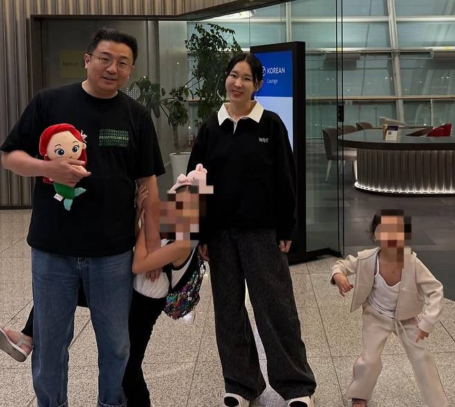 가수 출신 방송인 이지혜가 출국 전 공항에서 가족과 기념촬영을 하고 있다. /이지혜 인스타그램