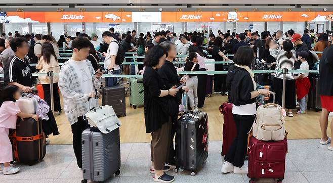 추석 연휴를 앞둔 1일 인천국제공항 제1여객터미널이 여행객들로 북적이고 있다. /뉴스1
