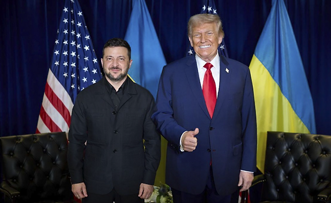도널드 트럼프(오른쪽) 미국 트럼프 대통령과 볼로디미르 젤렌스키 우크라이나 대통령이 지난달 23일 미국 뉴욕에서 만나 기념촬영을 하고 있다. ⓒEPA/연합뉴스