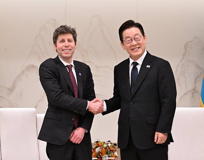 이재명 대통령이 1일 용산 대통령실 청사에서 열린 샘 알트만 오픈 AI CEO 접견에서 기념촬영을 하고 있다. 2025.10.01. 대통령실사진기자단