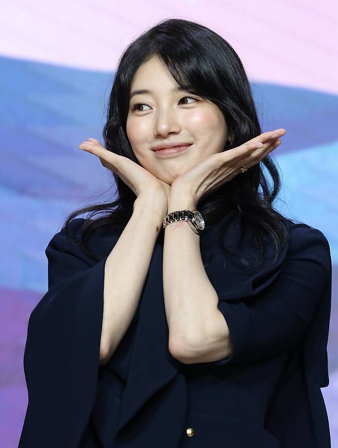 배우 수지가 29일 서울 강남구 조선팰리스서울강남에서 열린 넷플릭스 시리즈 ‘다 이루어질지니’(극본 김은숙) 제작발표회에 참석해 포즈를 취하고 있다.  ‘다 이루어질지니’는 천여 년 만에 깨어난 경력 단절 램프의 정령 지니(김우빈 분)가 감정 결여 인간 가영(수지 분)을 만나 세 가지 소원을 두고 벌이는 스트레스 제로, 판타지 로맨틱 코미디?다. 2025.9.29/뉴스1