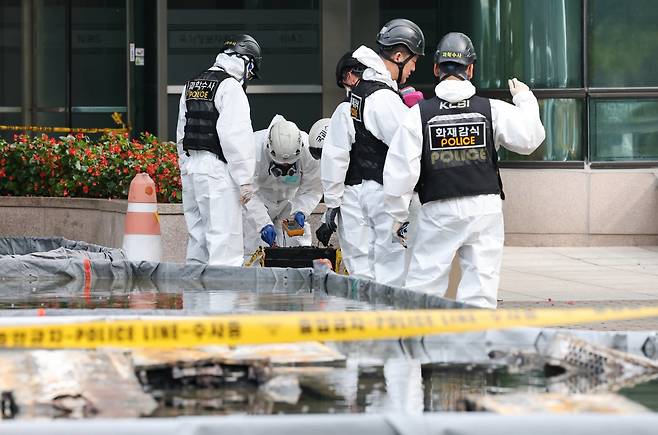 30일 오전 대전 국가정보자원관리원 화재 4일차 합동감식이 시작된 가운데, 합동감식반이 화재 현장에서 반출한 리튬이온 배터리를 간이수조에서 건져 살피고 있다. 2025.9.30/뉴스1