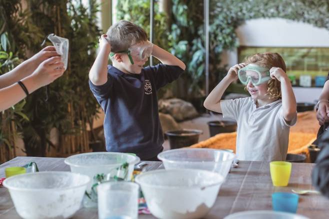 영국 에든버러에서 해마다 4월이면 펼쳐지는 ‘애든버러 과학축제’는 세계에서 가장 오래 된, 가장 큰 규모의 과학 축제로 꼽힌다. 2025년 개최된 에든버러 과학축제 2025에서 어린이들이 체험 프로그램을 즐기는 모습. 에든버러 과학축제 제공