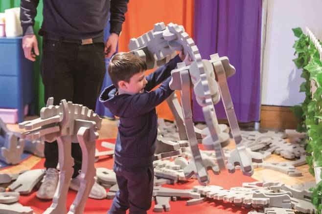 에든버러 과학 축제 2025에서 한 어린이가 공룡 화석을 소재로 한 놀이를 통해 과학자본을 쌓는 모습. 에든버러 과학축제 제공