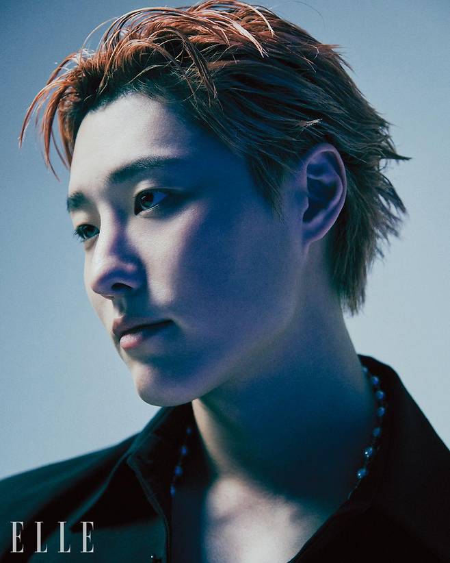 블랙 재킷은 YCH. 네크리스는 Chanel.