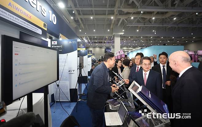 김동연 경기지사(오른쪽 세 번째)가 1일 수원컨벤션센터에서 열린 '경기 스타트업 서밋'에 마련된 기업 부스를 관람했다.