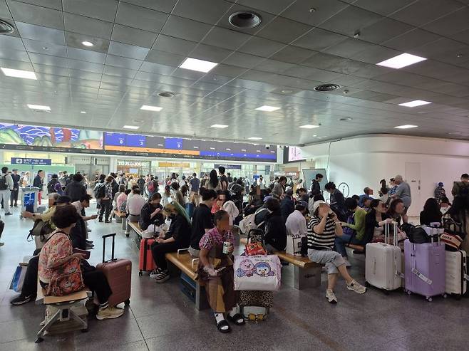 추석 연휴를 하루 앞둔 2일 오전 시민들이 서울역 대합실에 앉아 열차를 기다리고 있다. 사진=장유하 기자