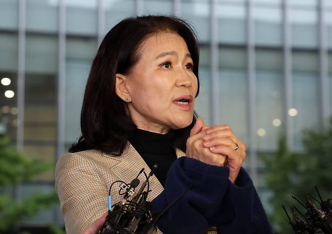 이진숙 전 방송통신위원장이 2일 오후 서울 대치동 자택에서 경찰에게 체포된 뒤 영등포경찰서에서 입장을 밝히고 있다. 경찰은 이날 오후 4시 4분쯤 국가공무원법 및 공직선거법 위반 혐의로 이 전 위원장에 대한 체포영장을 집행했다. 뉴스1