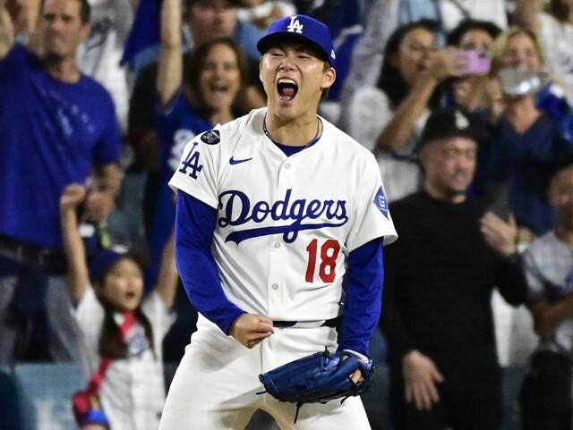 로스앤젤레스(LA) 다저스 투수 야마모토 요시노부가 2일(한국시각) 다저스타디움에서 열린 신시내티 레즈와 내셔널리그 와일드카드 시리즈 2차전 6회 2사 만루 위기 상황에서, 상대 타자 데 라 크루즈를 삼진으로 돌려세운 뒤 포효하고 있다. 로스앤젤레스/UPI연합뉴스