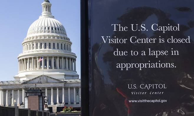 미국 워싱턴 디시(D.C.) 국회의사당 외부에 설치된 안내판에 ‘미국 국회의사당 방문자 센터는 예산 배정 중단으로 인해 폐쇄되었다’는 문구가 적혀 있다. 워싱턴/EPA 연합뉴스