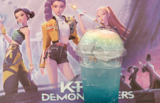 에버랜드 ‘케이팝 데몬 헌터스’ 테마존 인근 숍에서 파는 ‘사자 보이즈’ 에이드. 박미향 기자