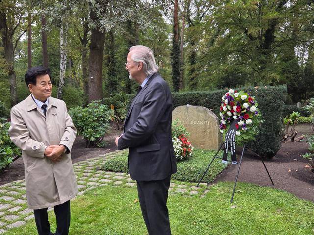 독일을 방문 중인 정동영 통일부 장관이 1일 베를린 외곽에 있는 빌리 브란트 전 서독 총리 묘소에 참배한 뒤 브란트 전 총리의 장남 페터 교수와 이야기를 나누고 있다. 베를린=정승임 특파원