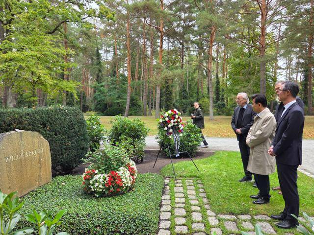 독일을 방문 중인 정동영(가운데) 통일부 장관이 1일 베를린 외곽에 있는 빌리 브란트 전 서독 총리 묘소에서 추모하고 있다. 맨 왼쪽은 브란트 전 총리의 장남인 페터 교수. 맨 오른쪽은 임상범 주독일 한국대사. 베를린=정승임 특파원